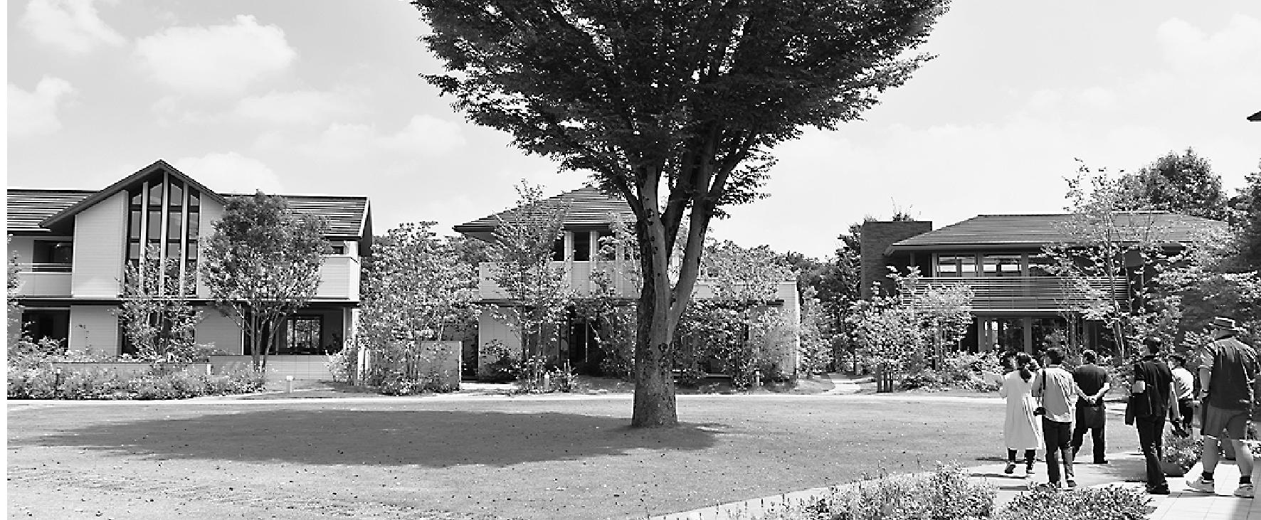 「住まいの夢工場」内にライフスタイル型モデルハウスを7棟整備し、見学会にはメディア関係者28人が参加した