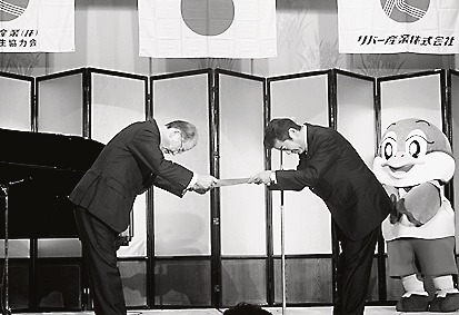 知事から感謝状を受け取る河社長(左)