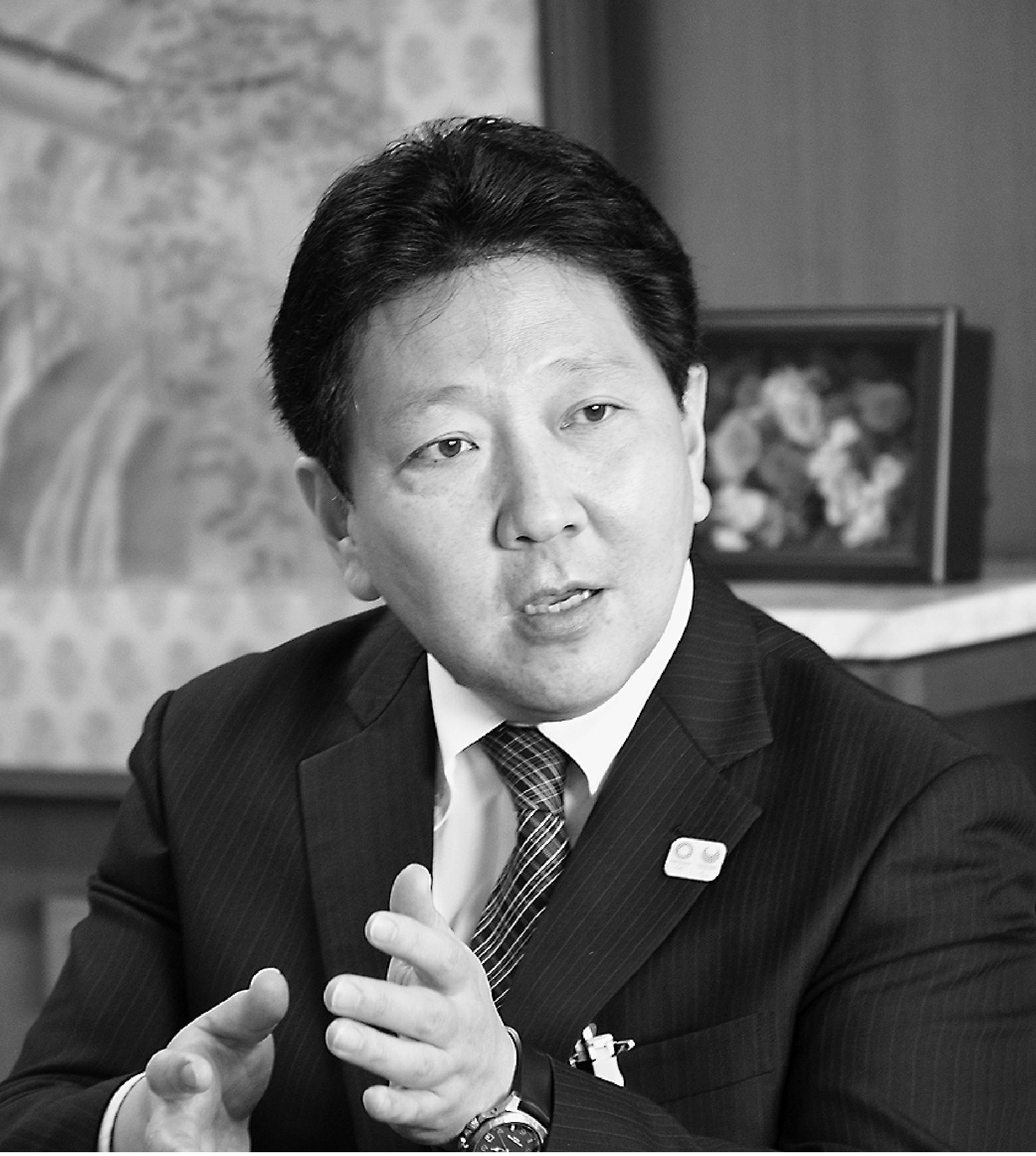 酒井直人区長、岐阜県出身、47歳。早稲田大学法学部卒業後、96年から中野区職員を経て、18年6月に区長就任。区職員として電子システム導入や広報等を担当。趣味の居酒屋巡りでは400店ほど知っている。