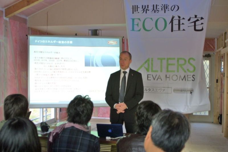 ドイツから来日したアルセコ社のキーゼヴェッタ取締役・国際営業責任者
