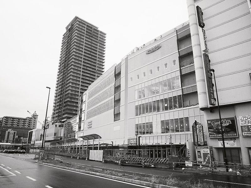 駅前再開発で誕生した住宅棟と施設棟