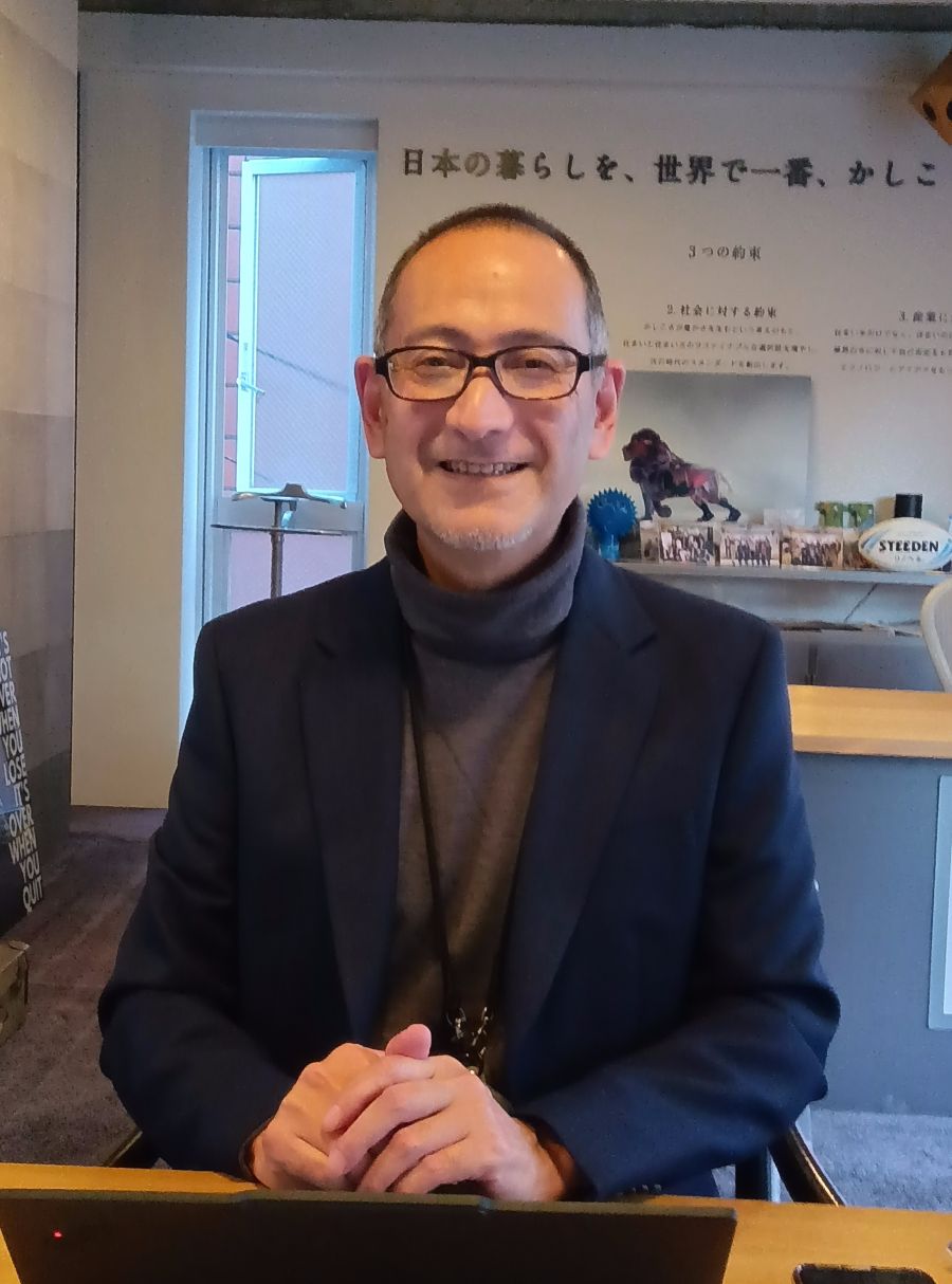 ハンドル社長に就任した上出昇氏。7年ほど前に「リノベる」に入社。それ以前から流通業界の経験が長い。とても気さくな人柄でインタビューにも終始笑顔で対応してくれた。流通市場改革に向けた熱い思いをソフトな口調で語るのが印象的だった