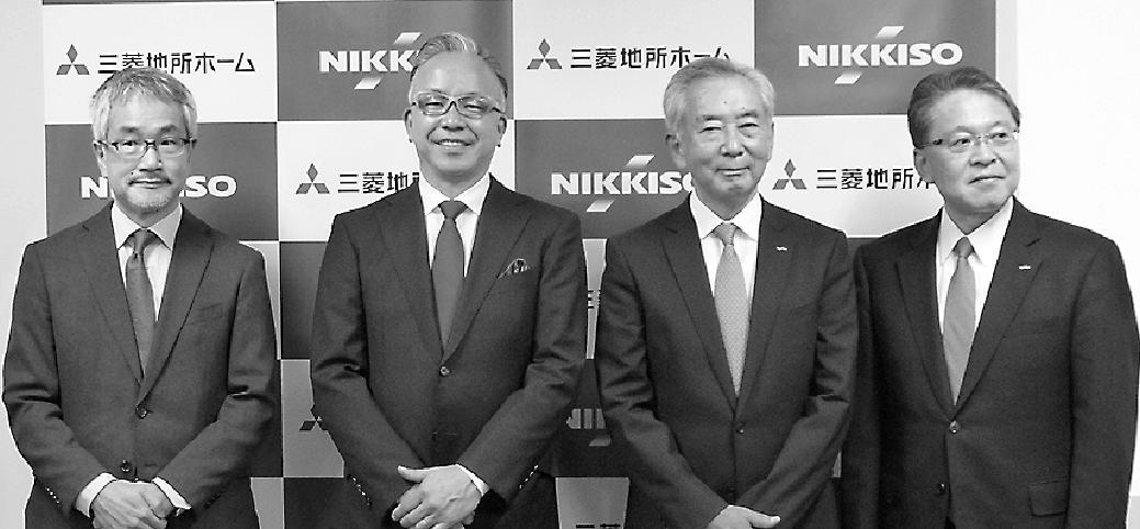 共同記者会見。左から三菱地所ホームの月田徹執行役員、加藤社長、日機装の甲斐社長、木下良彦執行役員