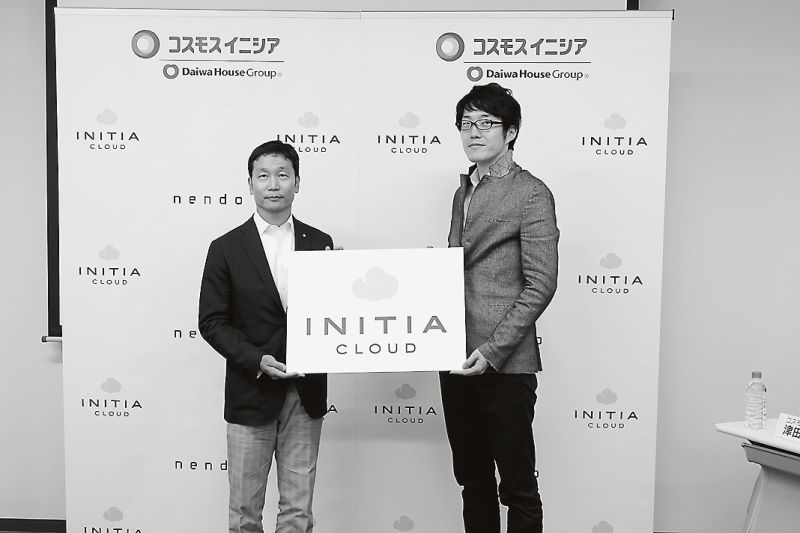 津田英信執行役員(左)と佐藤オオキ氏