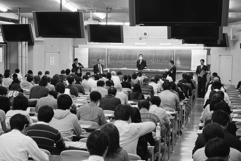 今年の宅建試験は10月20日に行われた。「宅地建物取引士」へと名称変更されるのか注目が集まる=都内の試験会場