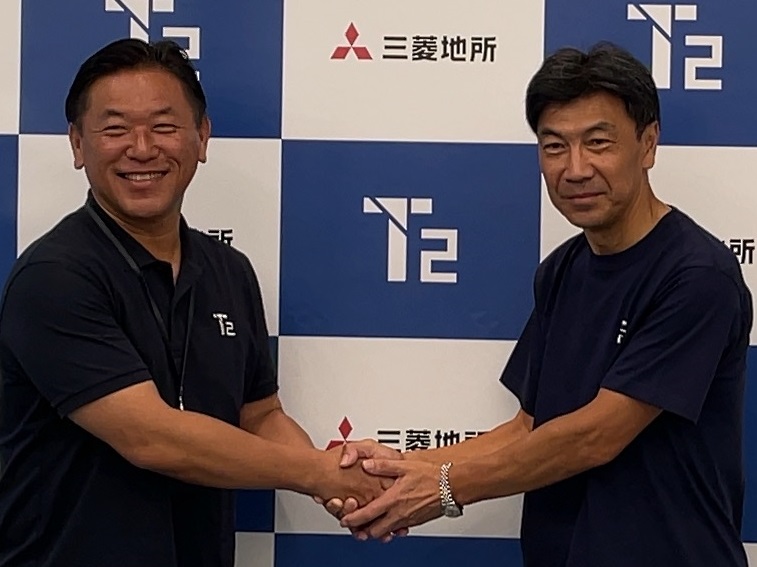 会見した下村社長(左)と小張執行役員