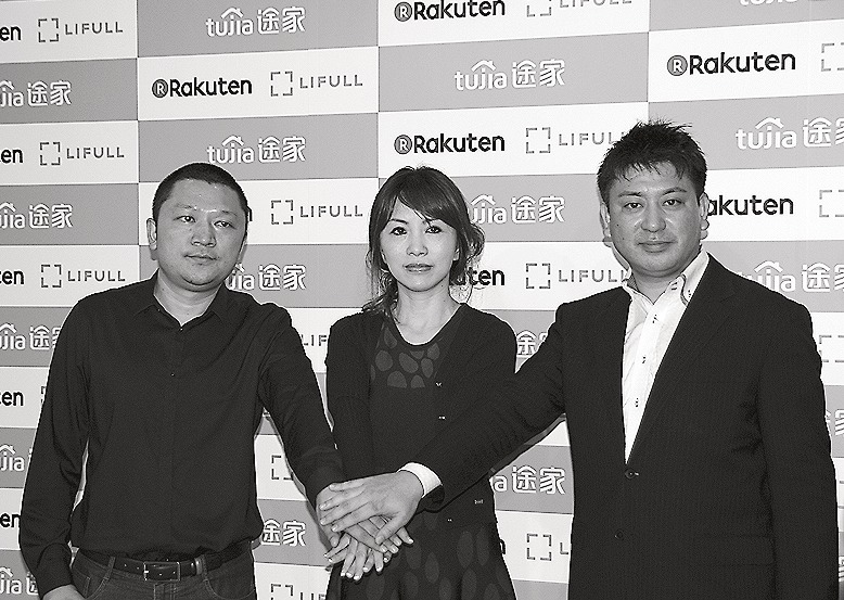 右から太田社長、鈴木社長、楊COO