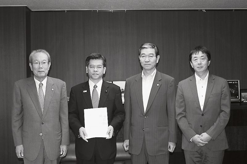 左から伊藤博全宅連会長、石井国交相、牧山烝治全住協副会長、榊真二FRK理事長