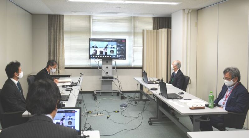 オンラインを併用して行われた初会合の様子