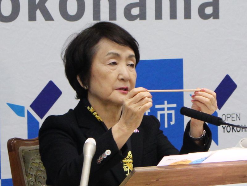 「木のストロー」を手に取る林市長