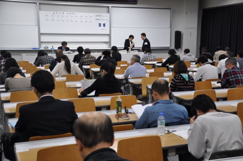 試験開始を前に緊張の面持ちの受験生たち。今年のマンション管理士試験は1万4094人が受験した(某試験会場で)
