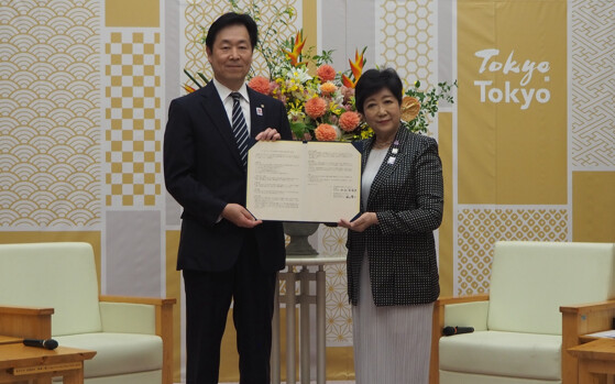 東京ガスは昨年５月、東京都とカーボンニュートラルの実現に向けた取り組みの加速に関する協定を締結（左から笹山晋一東京ガス社長、小池 百合子東京都知事）