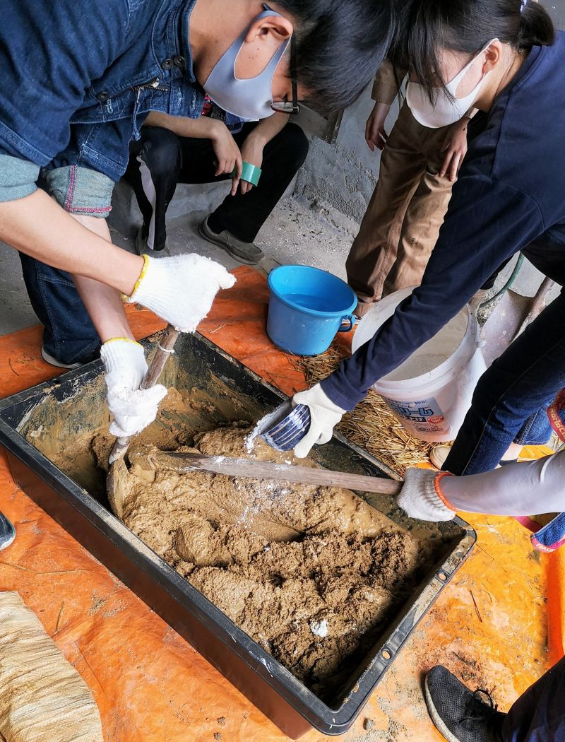 土壁は、赤土、砂、藁、石灰、そして水を混ぜるだけ