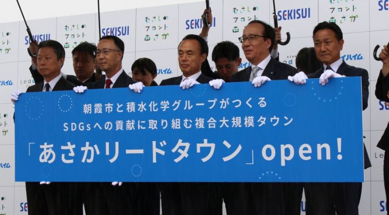 左から東京セキスイハイムの岡田雅一社長、積水化学工業の加藤敬太専務執行役員、富岡市長、高下社長、神吉プレジデント