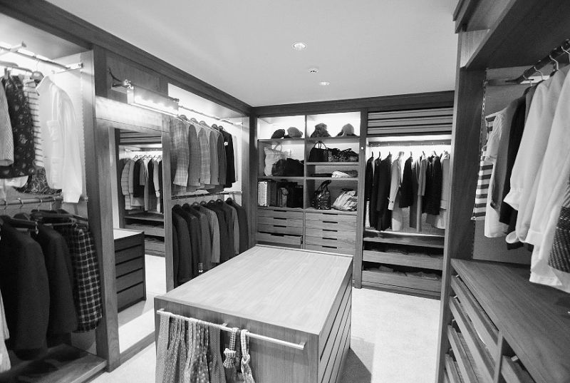 一部屋をブランドショップさながらの空間に改装。洋服、バッグ、靴、アクセサリーなどが多数〝展示〟されている。「見せる収納」をテーマにしたという