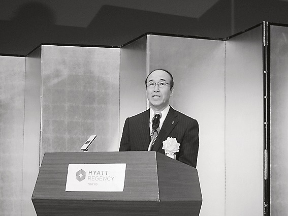 あいさつする岸学院長