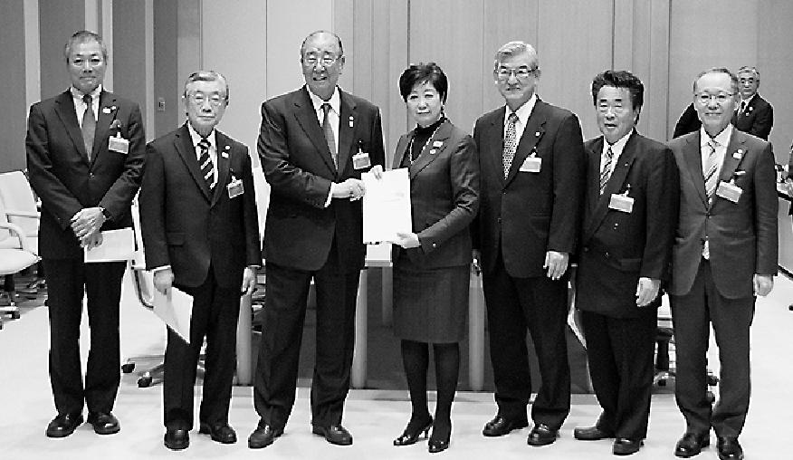 都知事に要望書を渡す瀬川会長(左から3人目)