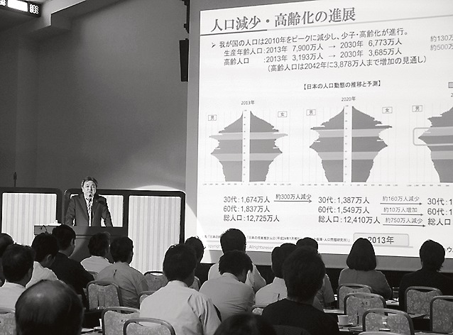事業方針を語る浜村社長と話に聞き入る参加者たち