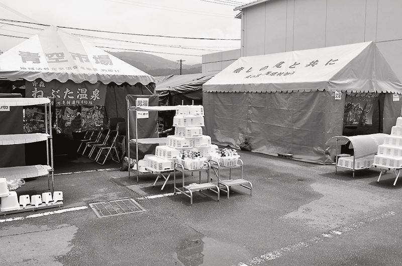 同中学校に用意された銭湯。青森の自衛隊員らによる設営のため「ねぶた」の文字がある