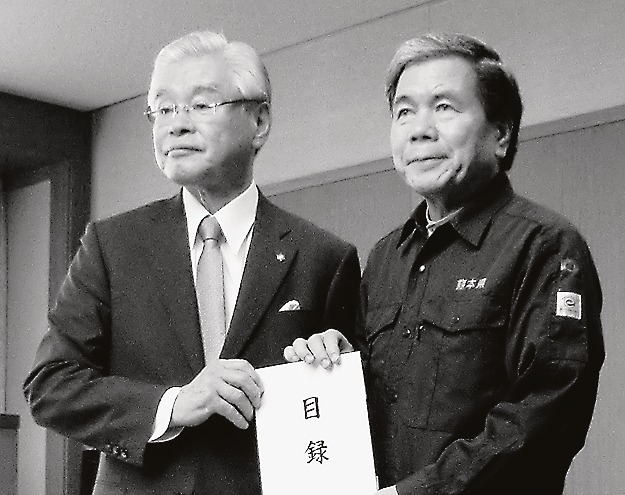 蒲島知事(右)に目録を手渡す原嶋理事長