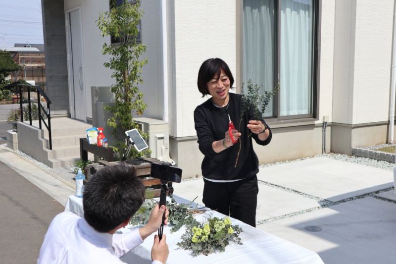 花などを束ねたスワッグを作り、植栽の手入れも手ほどきした