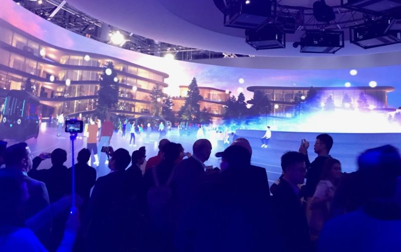 トヨタ自動車の展示ブースに設けられた「WOVEN CITY THEATER」内の様子
