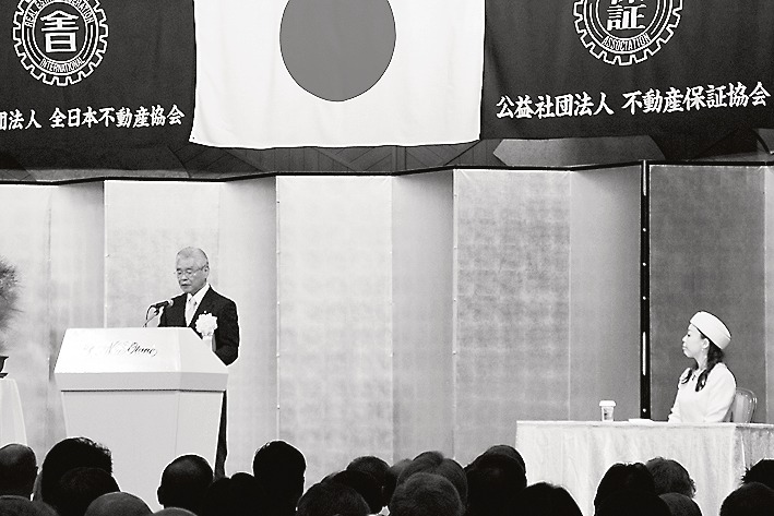 式辞を述べる原嶋理事長と見守る三笠宮瑶子女王殿下