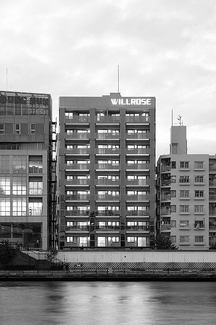 隅田川沿いに建つウィルローズ蔵前リバースイート。バルコニーの手すりの足元に設置したLEDのライン照明が目を引く