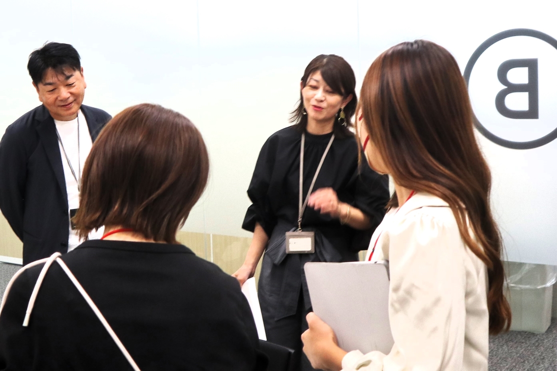面材のサンプルを比較検討しながらアンバサダーとマーケティング部のスタッフが意見交換した