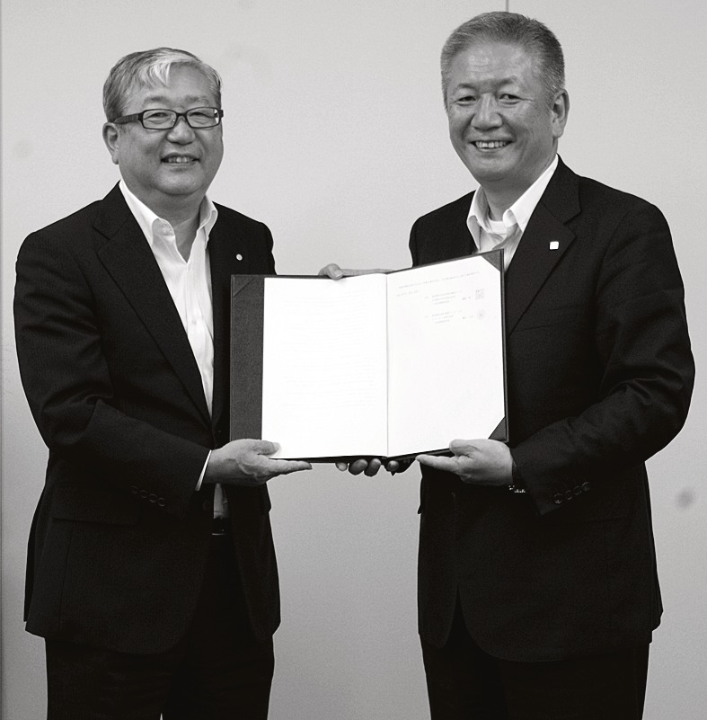 日本総合住生活社長の廣兼周一氏(左)、リコーリース社長執行役員の瀬川大介氏(右)