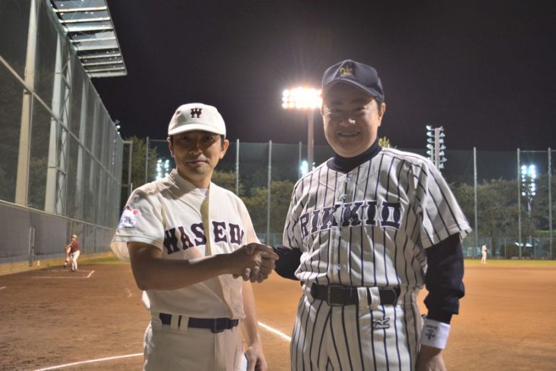 決勝戦のプレーボール前、お互いの健闘を誓ってガッチリ握手する指田光宣SB会主将(右)と加藤光穂稲門会主将