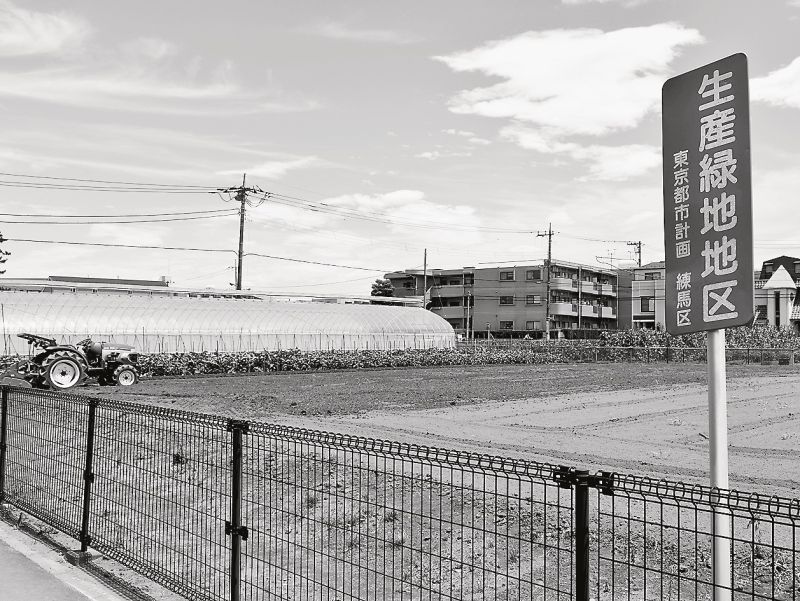 東京23区で最も生産緑地の多い練馬区内の農地。畑に隣接して戸建て住宅やマンションが立ち並んでいる