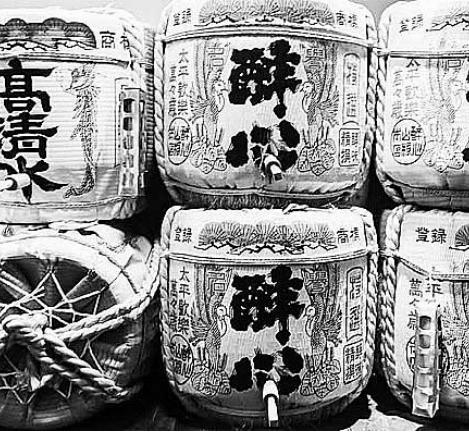 酒場遺産 ▶43 上野 たる松本店 壮観な四斗樽