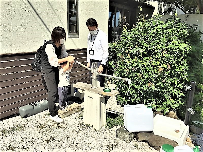 井戸からの水のくみ上げも体験。井戸水は災害時に生活用水に使用する