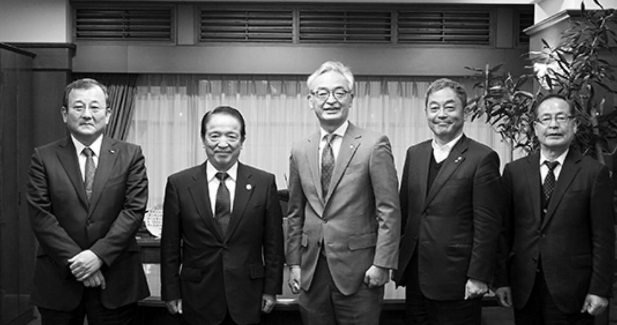 左から全宅管理の岡田日出則専務理事、佐々木会長、日管協の塩見会長、末永照雄前会長、藤之原正秋副会長