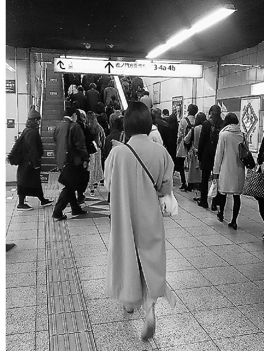 今年2月から始まった東京の人口減少はコロナ下における一時的現象かもしれない。しかし、コロナが収束すればすべてが元に戻るという説はあまり聞かない。コロナを機に、東京の人口のピークが従来からの予想(25年)より早まる可能性が出てきたということだ
