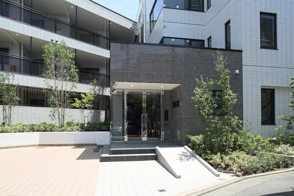 エントランスのスロープも広くし、石もすべりにくいものにした