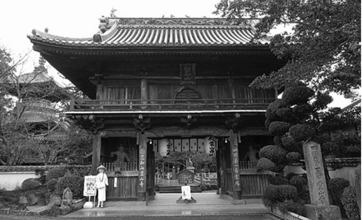 発心門(右)を抜けると風格のある仁王門(下)が現れる