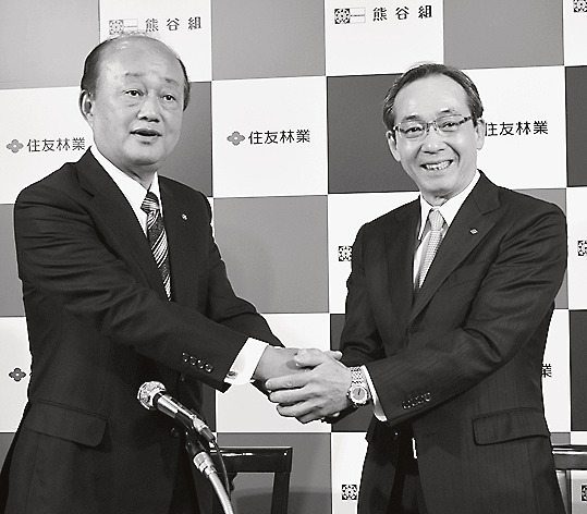 笑顔で握手を交わす市川社長(右)と樋口社長