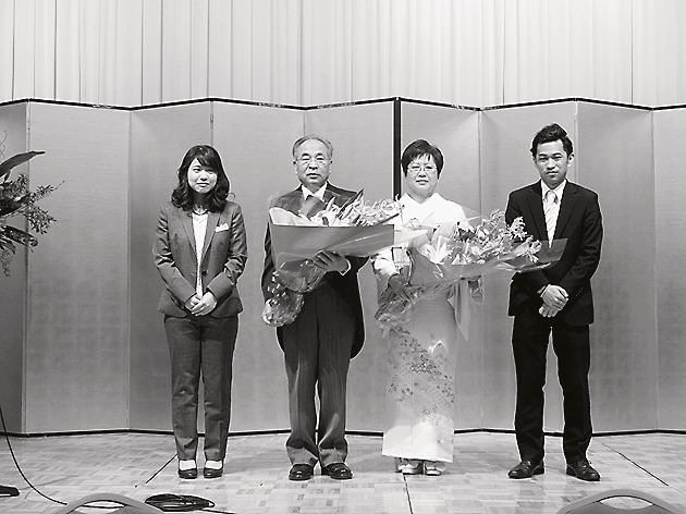 受章した夏目氏(左から2人目)と家族