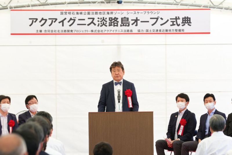 式典であいさつする古市社長(中央、タカラレーベン提供)