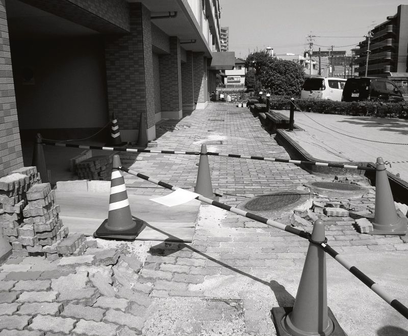 危険箇所の立入禁止措置や通路の確保も大切な初動対応だ