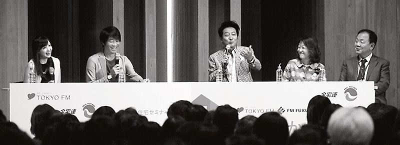 パネルディスカッションの参加者。右から阪井氏、井形氏、辰巳氏、中西氏。自身の体験談も交え、住宅選びのポイントなどが説明された