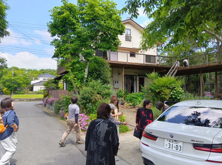 「みーなる・さっと」の街区を視察する「不動産女性塾」のメンバー。現在14世帯が暮らすコミュニティだ。ラジオ体操も月に一度の食事会も当たり前のこととして定着した。軒先に野菜が届けられると、それを調理して持っていく〝お裾分け〟も日常の風景だ