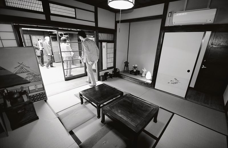 居住者が集まる〝純和風〟の共用ルームから中庭を眺めた風景。ウッドデッキを敷き詰めた中庭は居住者の憩いの場となる