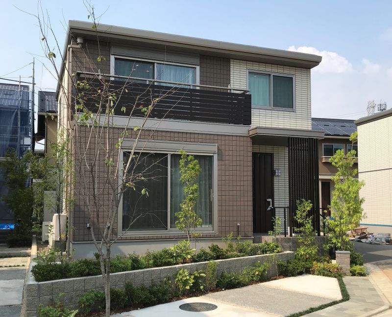戸建て街区に建つモデルハウス。太陽光発電と蓄電池を標準搭載