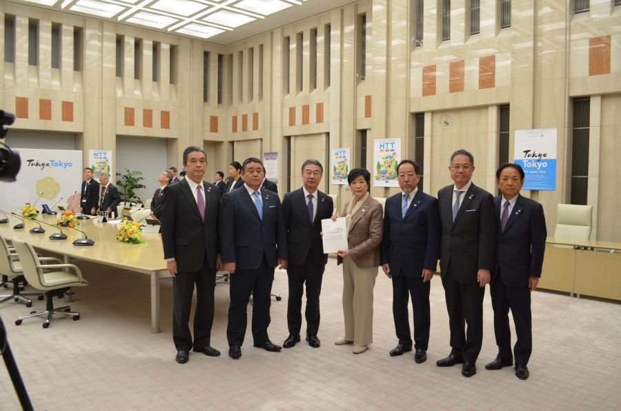 小池東京都知事を中央に写真撮影