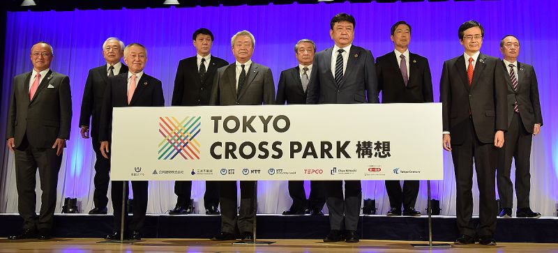 菰田三井不動産社長(左から3人目)、平松哲郎中央日本土地建物社長(右から3人目)らが会見