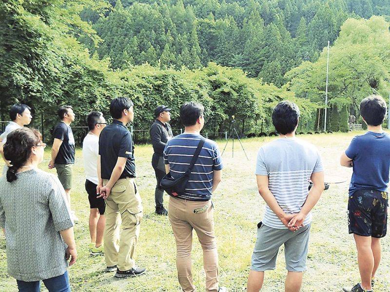 ドローンの飛行訓練の様子を見守る関係者