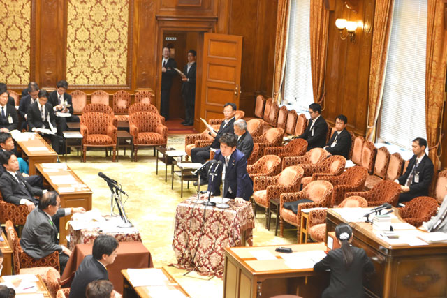 5月14日の衆院国交委で答弁する中野国交大臣(中央)